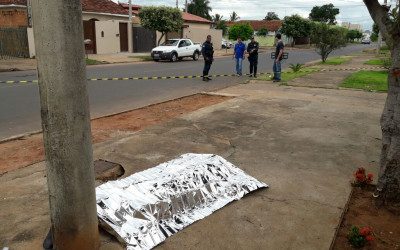 Motociclista perde a vida após bater em poste no Santos Dumont