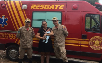 Soldado do Corpo de Bombeiros visita recém-nascido que salvou via telefone 193