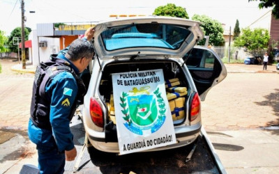 Após perseguição, motorista abandona veículo com meia tonelada de maconha