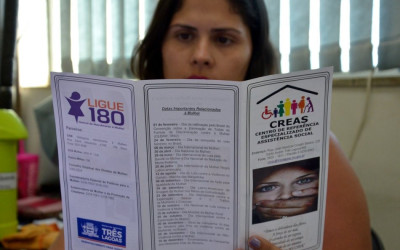 Assistência promove panfletagem de conscientização de direitos das mulheres