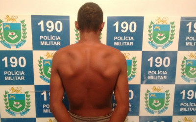Força Tática encontra entorpecentes enterrados em quintal e prende homem por tráfico de drogas