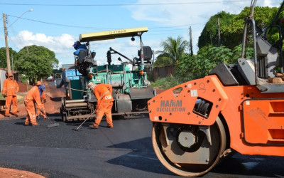 Ruas da Vila Alegre recebem asfalto após conclusão de obra de drenagem