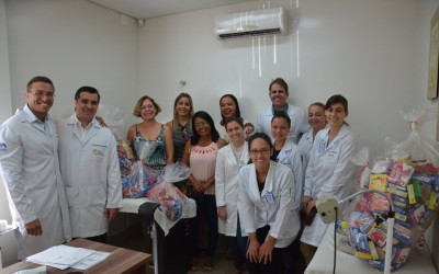 Instituto do Câncer recebe doação de caixas de gelatina e R$ 800 de alunos da escola Joaquim Marques de Souza 