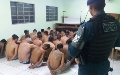 Polícia Militar realiza revista em estabelecimento penal semiaberto