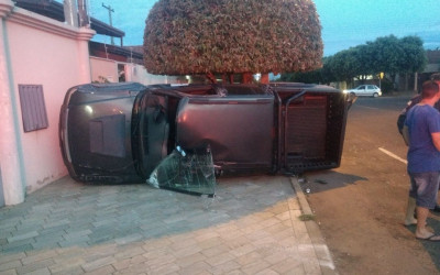 Homem embriagado perde controle de caminhonete e bate em caçamba de entulhos