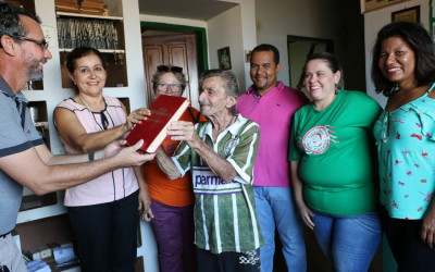 Idoso de 84 anos doa coleção de livros para escolas em Três Lagoas