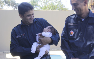 Equipe policial visita bebê que quase nasceu dentro de veículo