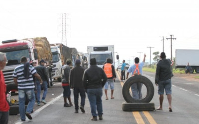 Caminhoneiros mantêm bloqueios em 74 pontos das rodovias de MS