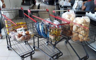 Caminhoneiros em greve contra alta no preço dos combustíveis recebem ajuda de empresários três-lagoense