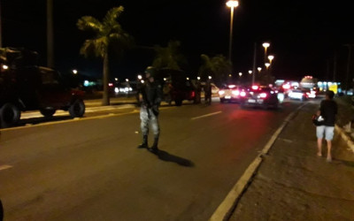 Caminhões tanque são escoltados pela PRF e PM em Três Lagoas