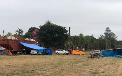Famílias de ciganos acampam nos trilhos da NOB em Três Lagoas