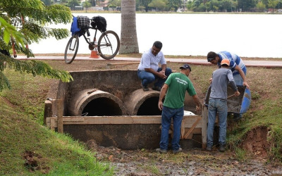 Após reparos na fonte luminosa, parede de contenção de água é reconstruída na Lagoa Maior