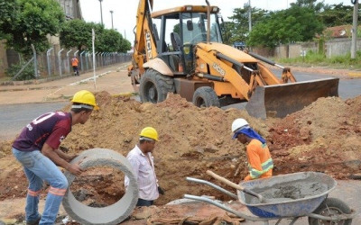 Rede de esgoto começa a ser construída em rua do Santa Terezinha