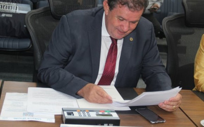 Deputado Eduardo Rocha solicita instrumentos musicais para escola de Três Lagoas