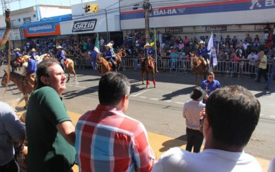 Deputado Eduardo Rocha prestigia tradicional cavalgada em Paranaíba
