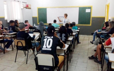 Palestra sobre gravidez na adolescência é ministrada para alunos
