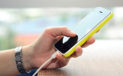 Elektro orienta como evitar acidentes com celular enquanto bateria carrega