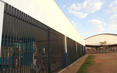 Prefeitura instala grades de segurança em escola para evitar vandalismos