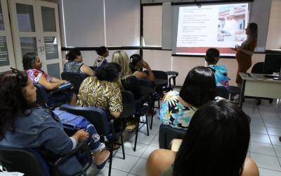 Curso sobre manipulação de alimentos é dado a cozinheiras e nutricionistas