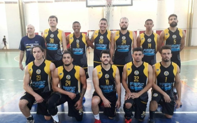 Time três-lagoense está nas quartas de final em basquetebol adulto