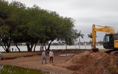 Limpeza de bacia de contensão da Lagoa Maior é realizada