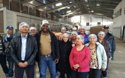 Produtores rurais do Pontal do Faia visitam cooperativa de ovos em Terenos