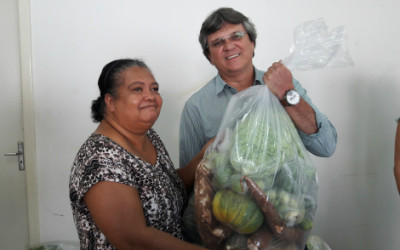 Prefeito Dr. Antonio entrega Kit Hortifruti para famílias carentes 