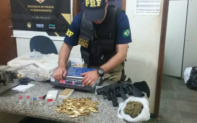 PRF apreende maconha, armas, munições, anabolizantes e cédulas falsas em veículo