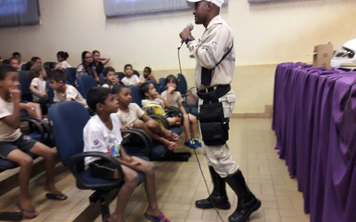 Departamento de Trânsito palestra para crianças no Crase