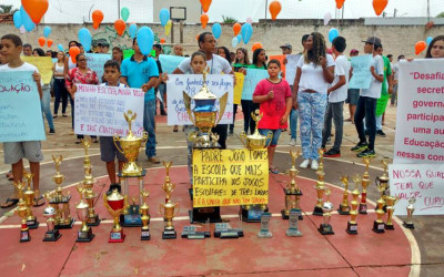Comunidade da Vila Piloto, alunos e professores protestam por quadra coberta em escola