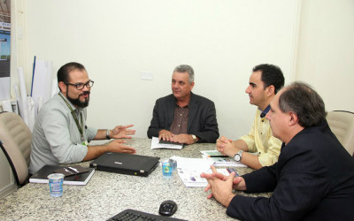 Prefeitura e Elektro firmam compromisso para melhorar a iluminação pública de Três Lagoas