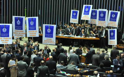 Sob protestos, Câmara dos Deputados aprova reforma trabalhista por 296 votos a 177