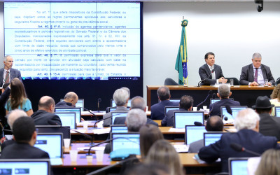 Comissão aprova texto-base da reforma da Previdência e agentes penitenciários invadem auditório para interromper os trabalhos