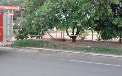 Homem assassinado foi visto sangrando e com corrente e cadeado preso ao pescoço