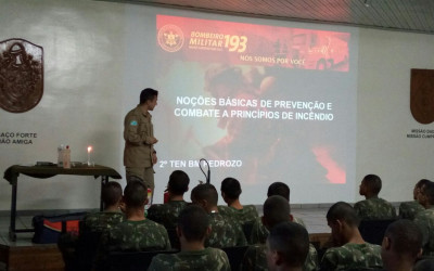 Bombeiro ministra instrução de combate a incêndio e salvamento aquático no Exército