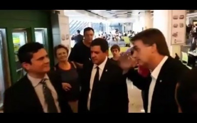 Bolsonaro bate continência para Moro e é desprezado