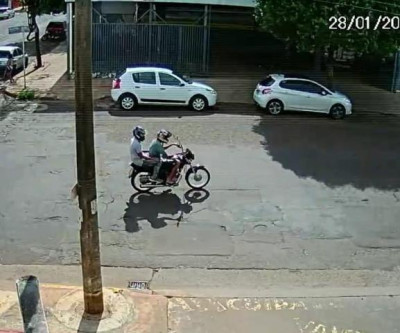Assaltantes furtam moto de funcionário em frente de posto e anunciam no Facebook