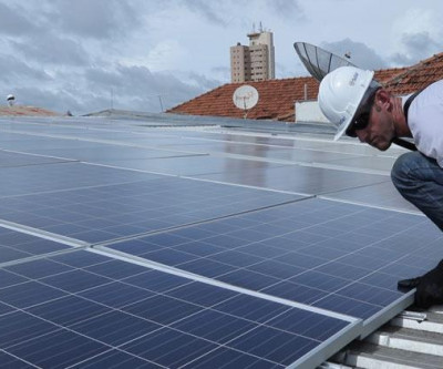 Comércio investe em energia solar para cortar despesas