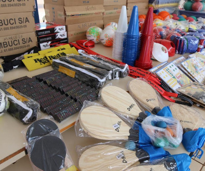Escolas Municipais recebem kit esportivo que conta até com slackline