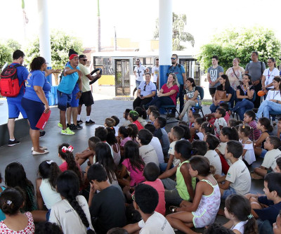 Crianças e adolescentes de Três Lagoas recebem uniformes e materiais na volta dos SCFVs