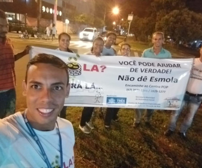 Assistência Social de Três Lagoas realiza ação de panfletagem e orientações em cruzamento de avenidas