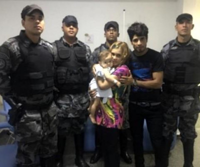 PMs salvam bebê que caiu em balde e quase se afogou