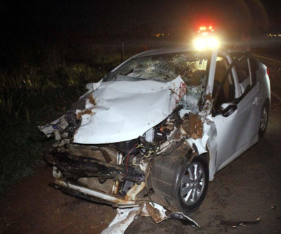Mulheres de Três Lagoas feridas ao baterem HB20 em carreta carregada com 37 mil Kg de arroz