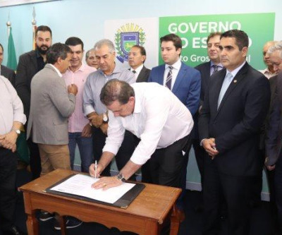 Eduardo Rocha representa ALMS em assinatura de moradias para Capital com prefeito e governador
