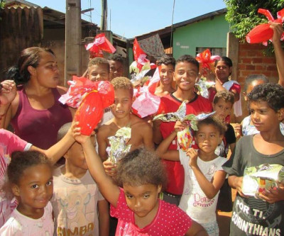 Há 25 anos, casal distribui ovos de Páscoa em bairros carentes de Três Lagoas