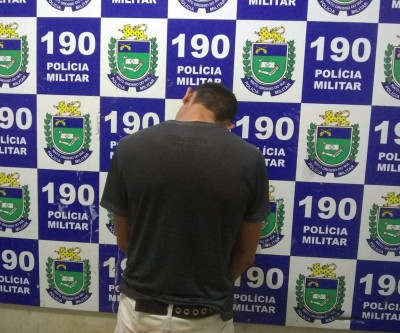 Na companhia de uma criança, homem é preso portando drogas para consumo em TL