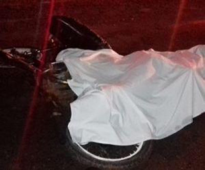 Motoqueiro morre após colidir em caminhão