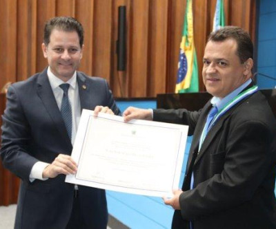 Eduardo Rocha homenageia gerente de Hospital de Paranaíba