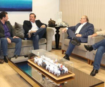 Deputado Eduardo Rocha visita governador em exercício, desembargador Paschoal Carmello Leandro