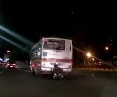 Vídeo:Cadeirante 'capota' ao pegar carona na traseira de ônibus